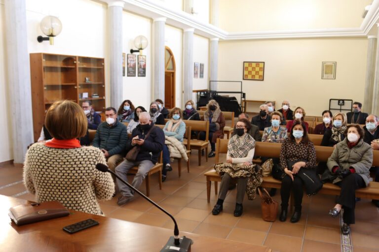 Royo es reuneix amb associacions i en locals per millorar les condicions d’envelliment actiu