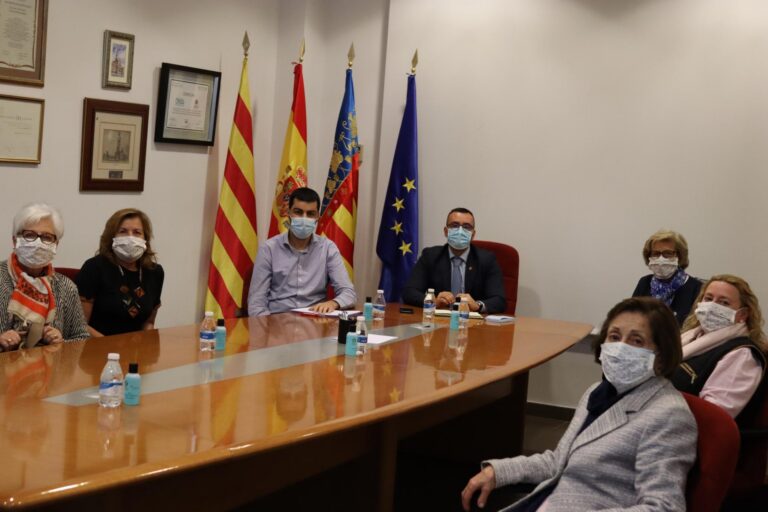 Mans Unides Vila-real busca pessetes oblidades per a recaptar fons per als més desafavorits