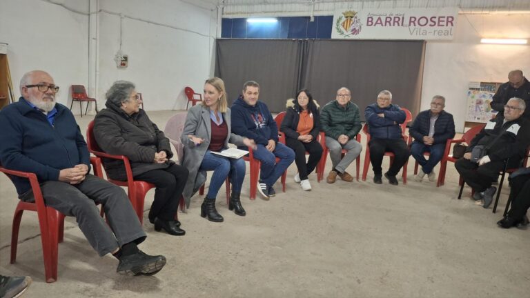 Maria Fajardo explica als veïns del barri del Roser els detalls de la nova taxa de residus