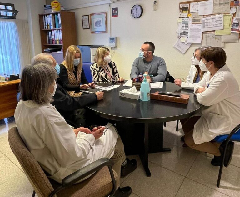 Benlloch es reuneix amb l’equip de l’hospital de dia per explicar el projecte del nou centre de salut mental