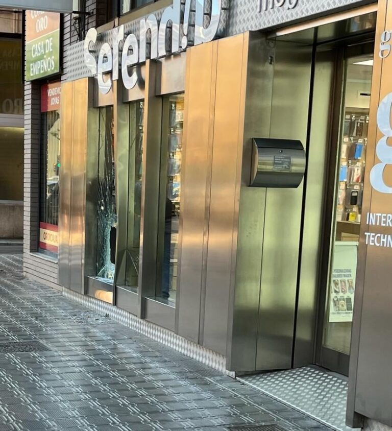 Dos robatoris en una setmana en una tenda d'informàtica de l'avinguda Francesc Tàrrega