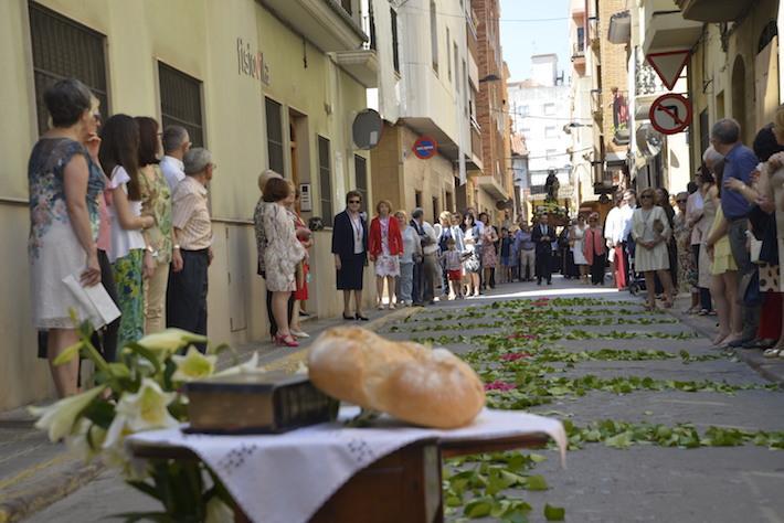 Les imatges de  Sant Antoni de Pàdua i Sant Pasqual desfilen juntes en el dia gran de Joventut Antoniana