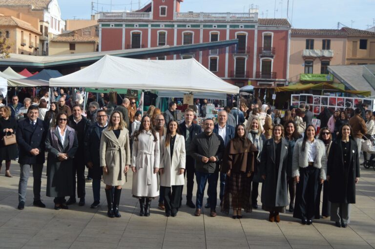La corporació municipal mostra el seu suport als participants a la Fira de Santa Caterina