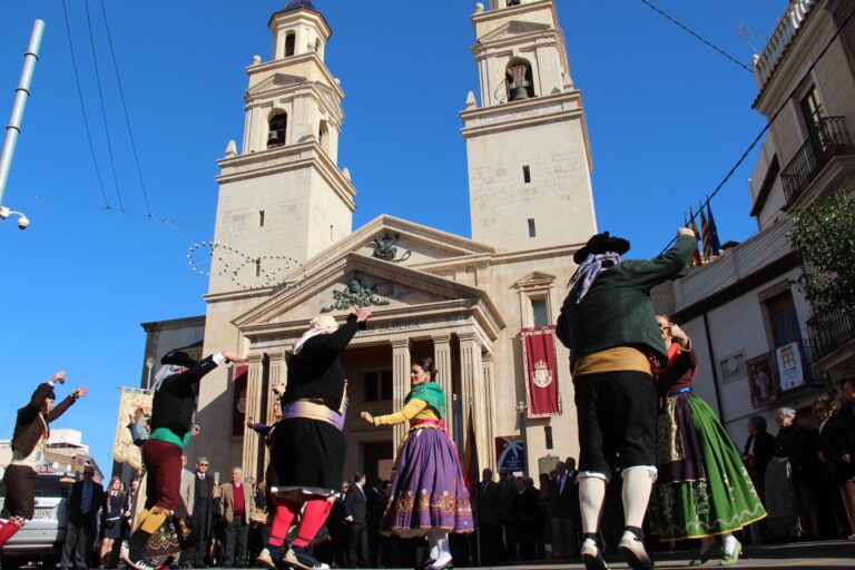 Santa Cecília resisteix a la Covid-19 amb un concert d’homenatge al rock a la plaça Major i una eucaristia