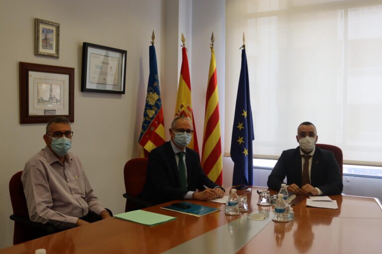 Benlloch signa el préstec de 3,1 milions d'euros amb l'entitat financera