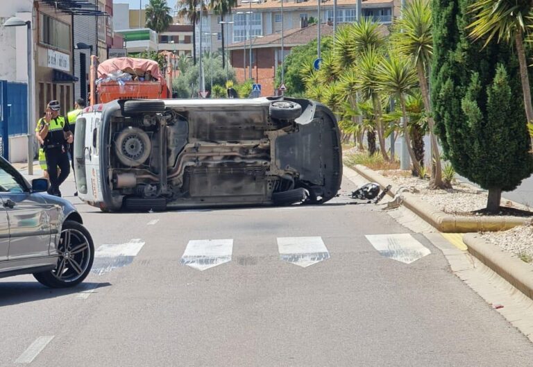Accident de trànsit amb sinistre i sense cap víctima mortal a Vila-real