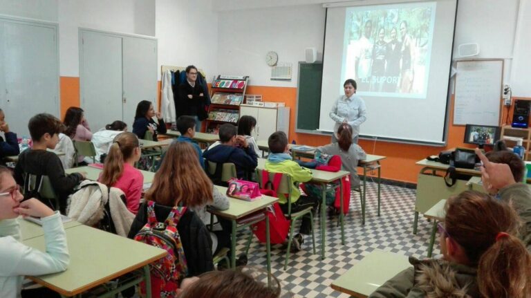 La nadadora Sonia Mañas visita els alumnes de sisé curs de Concepción Arenal