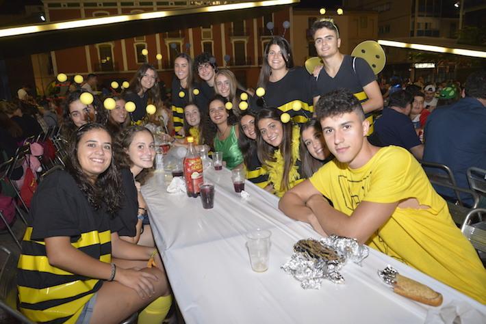 Prop de mil participants en el 32é macrosopar i festa de disfresses per a penyes celebrat a la plaça Major