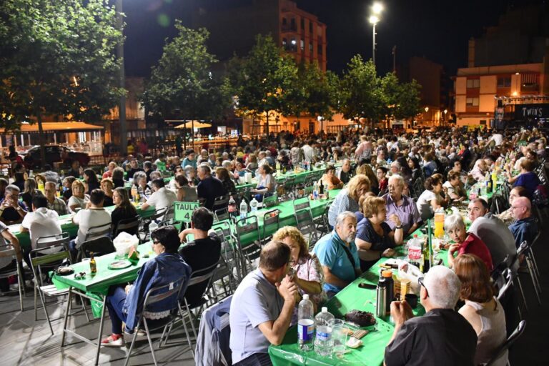 Prop de 2.000 persones participen en el XVI Sopar de germanor per a veïns i veïnes