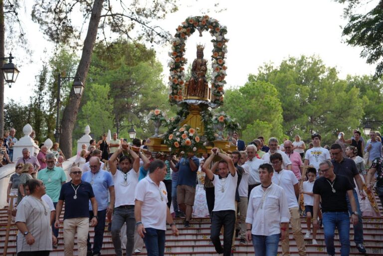 Vila-real diu adeu a les festes amb el retorn de la Mare de Déu de Gràcia a l’ermita