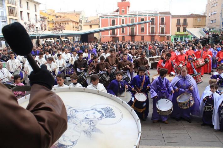 Mig miler de bombos bategaran amb ritme i passió en la VII Tamborada Provincial el dissabte en Vila-real