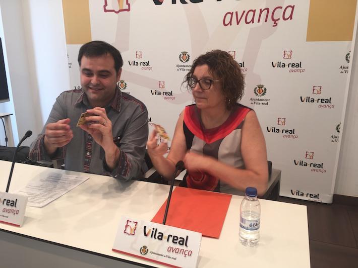 Trenta comerços locals implanten una targeta de fidelització per a competir amb grans superfícies