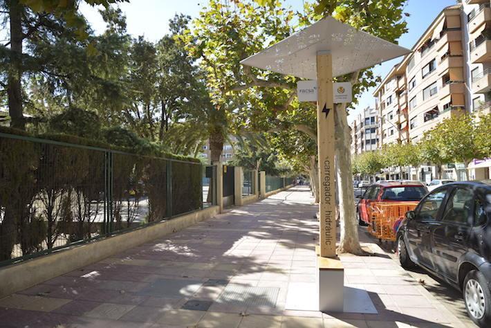 Un tòtem a l’Avinguda Francesc Tàrrega que aprofita l’energia de l’aigua permetrà recarregar fins a nou dispositius