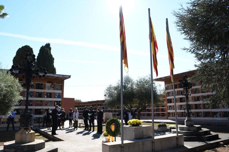 Vila-real celebra la festivitat de Tots Sants amb l'homenatge als caiguts i a les víctimes del cine La Luz