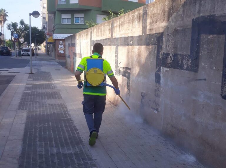 Vila-real escomet un tractament especial per a atallar la proliferació de ‘milpiés’