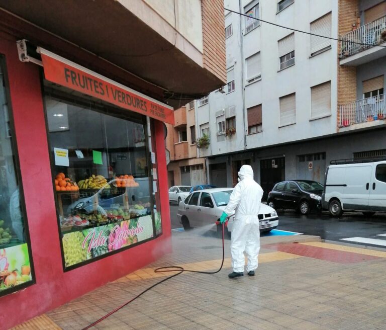 Una empresa local reforça els treballs de desinfecció de l’UME i l'Ajuntament valora incorporar voluntaris