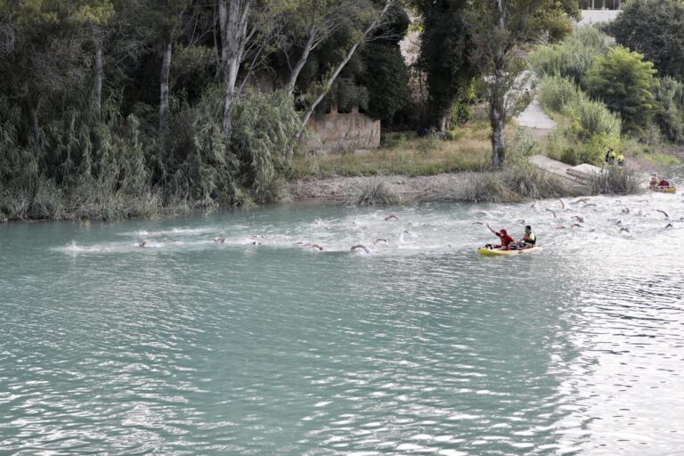 El paratge del Termet Vila-real ha acollit el triatló Sprint Vila-real a la vora del riu Millars