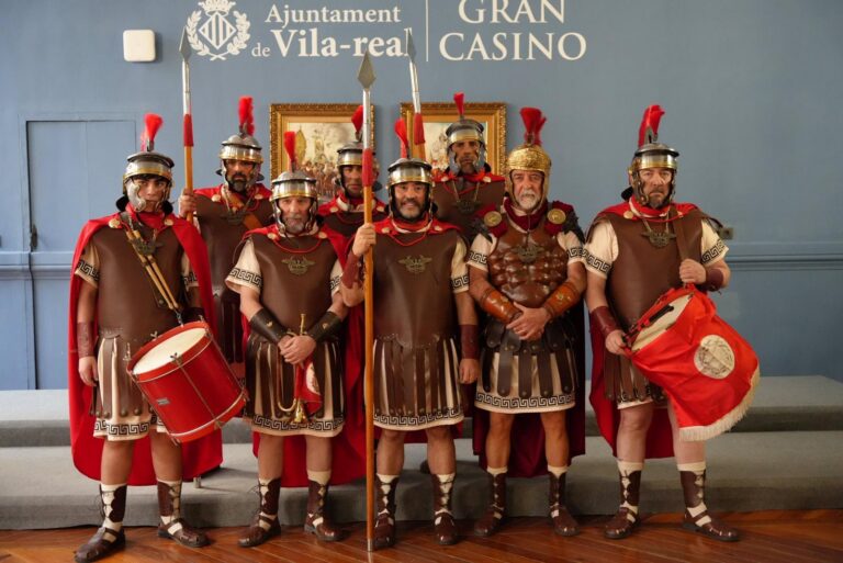 La Confraria de la Puríssima Sang presenta deu nous uniformes de la Guàrdia Romana