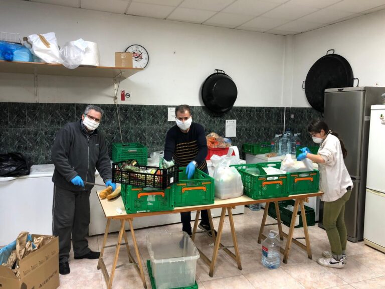 Càritas Vila-real reparteix 1.500 racions de menjar a la setmana en col·laboració amb el Villarreal CF