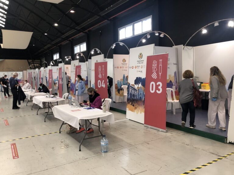 La vacunació massiva retorna el dilluns al Centre de Congressos per a seguir amb el procés d’immunització