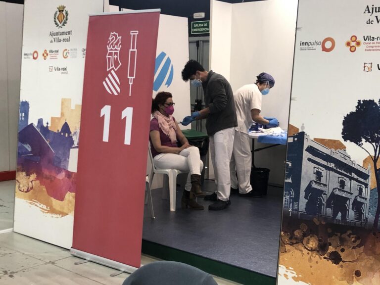 Primer dia de vacunació massiva a Vila-real: 6.000 docents seran immunitzats fins a l’1 d’abril