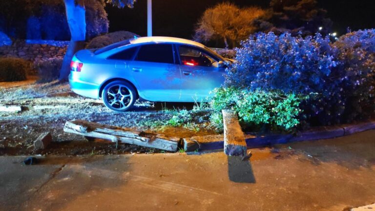 Un vehicle acaba damunt una rotonda de Vila-real aquesta matinada