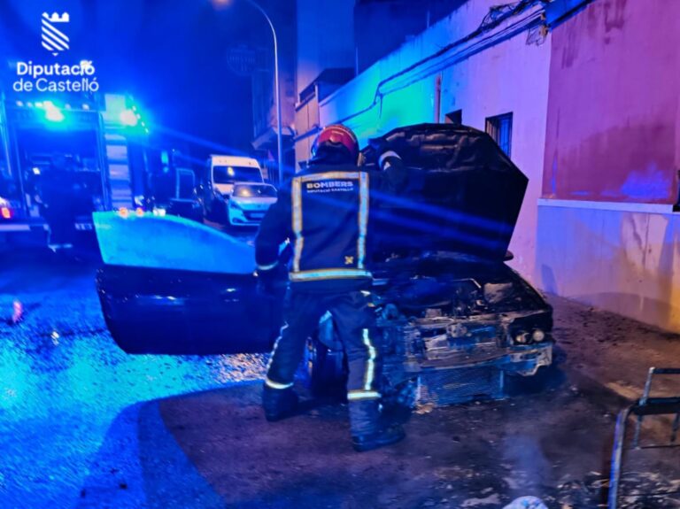 Un incendi a Vila-real afecta a tres vehicles estacionats