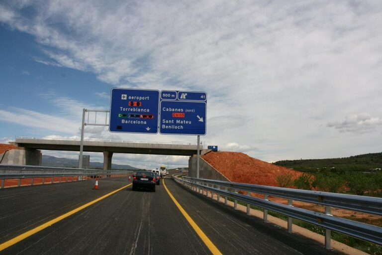 Dos ferits al bolcar el seu cotxe mentre circulaven per la carretera CV-10