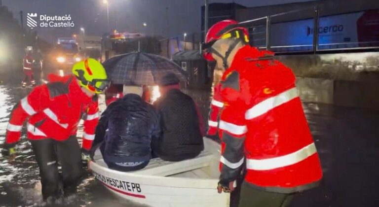 Bombers auxilien a una persona amb mobilitat reduïda aïllada per les pluges