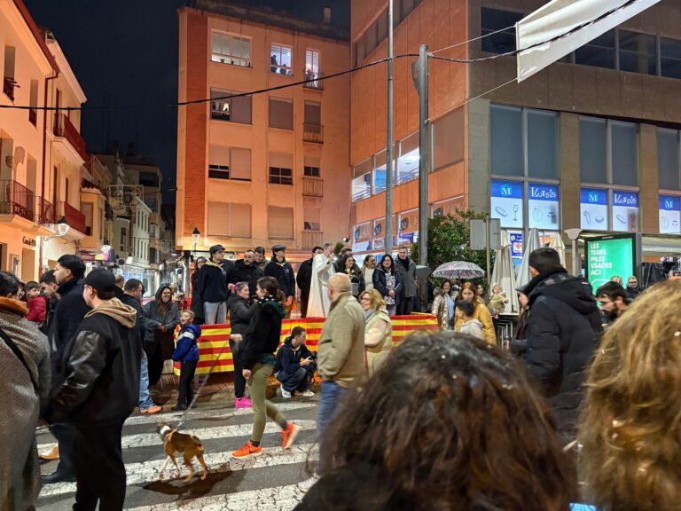 Vila-real viu una Matxà de Sant Antoni multitudinària que estrena actuació musical nocturna