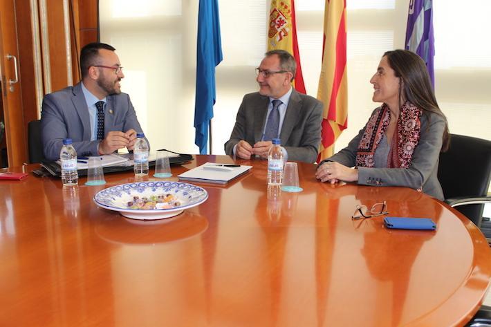 Benlloch es reuneix amb l'UJI per a avançar en la implantació de formació vinculada a la salut i l'esport