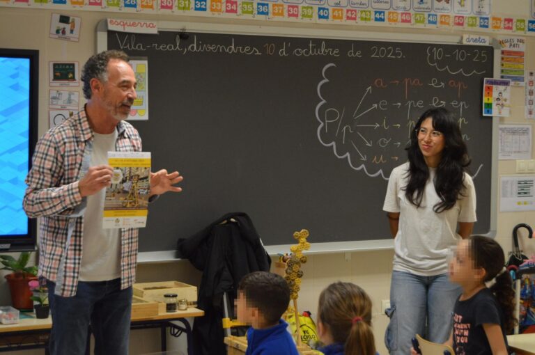 Vila-real incentiva la sostenibilitat entre els més menuts amb el repartiment de 800 portaentrepans reutilitzables