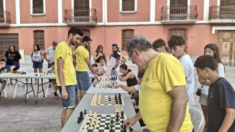Vila-real acull l’activitat ‘Escacs al carrer’ a la plaça Major