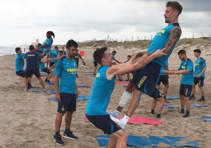 El Villarreal realitza un entrenament especial i més distès en la platja del Saler