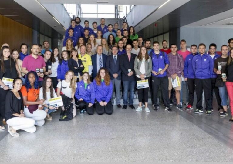 Roig ha lliurat les beques 'Càtedra Villarreal de l'Esport' en la Universitat Jaume I