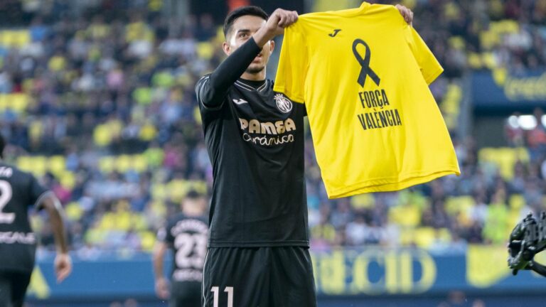 El Villarreal goleja a l’Alabés en La Ceràmica com a homenatge a les víctimes de la DANA (3-0)