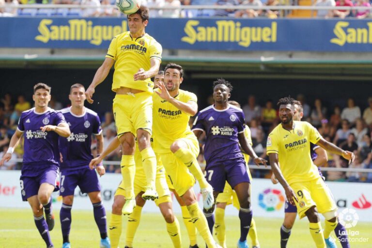 El Villarreal millora amb els canvis i aconsegueix la primera victòria en casa davant el  Valladolid (2-0)