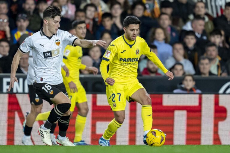 El Villarreal arranca el 2024 amb derrota davant el València i incidix en concessions defensives (3-1)