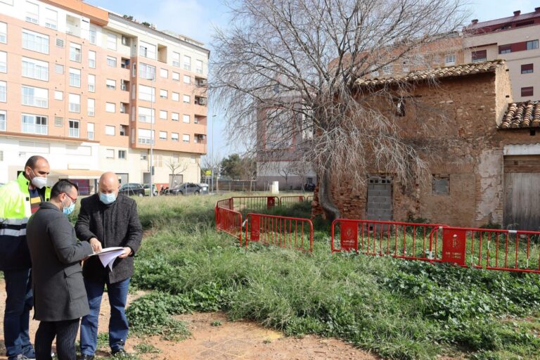 El consistori prepara un projecte per a enjardinar el solar del Botànic Calduch i rehabilitar l’alqueria