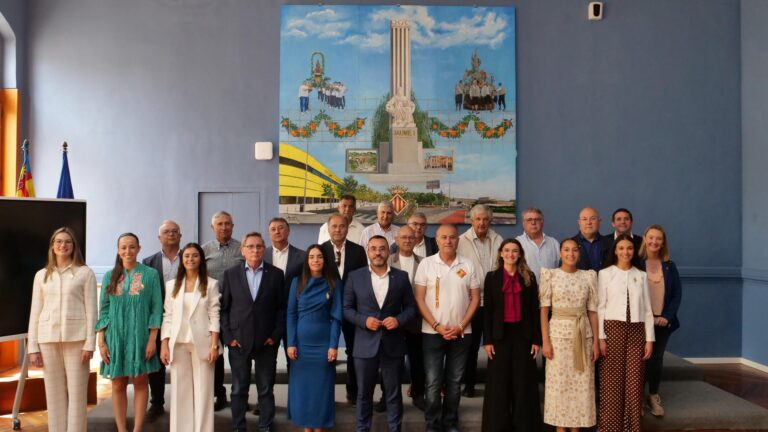 Vila-real homenatja Sant Isidre Llaurador amb una missa i una ofrena a l’escultura del Llaurador