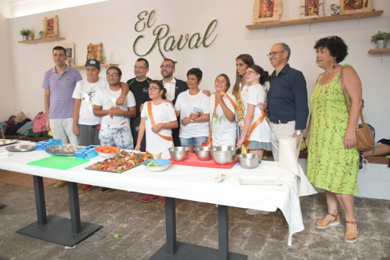 Els usuaris del Campus Natura conformen 'penya XiCaEs’ i participen en un taller de cuina al Raval