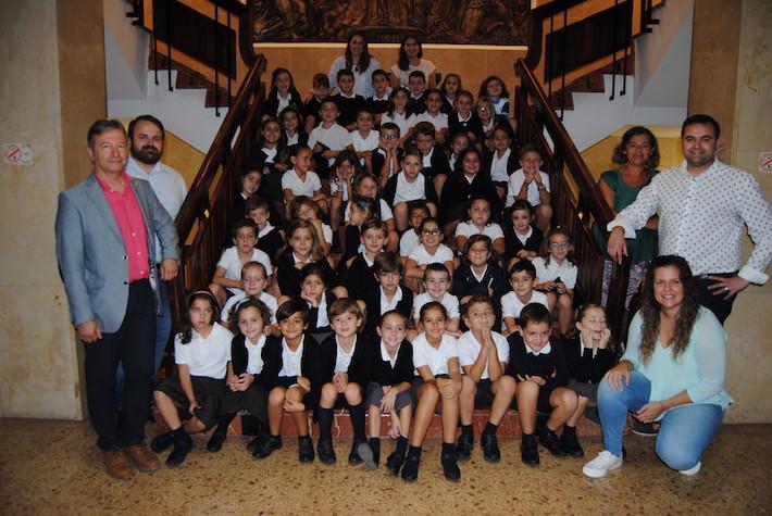 53 escolars de la Consolació visiten l’Ajuntament i coneixen la història de Vila-real
