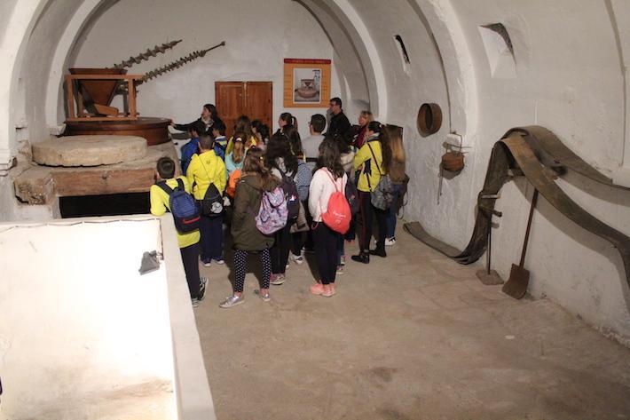 El Molí de l’Ermita recupera una antiga tremuja per a donar a conèixer el procés de la mòlta als escolars 