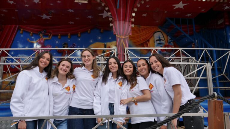La reina i les dames del 2025 gaudeixen del dia popular a la fira d’atraccions de Vila-real