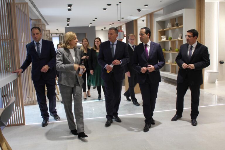El PP de Vila-real visita la Mostra Internacional de Porcelanosa amb Héctor Folgado al capdavant