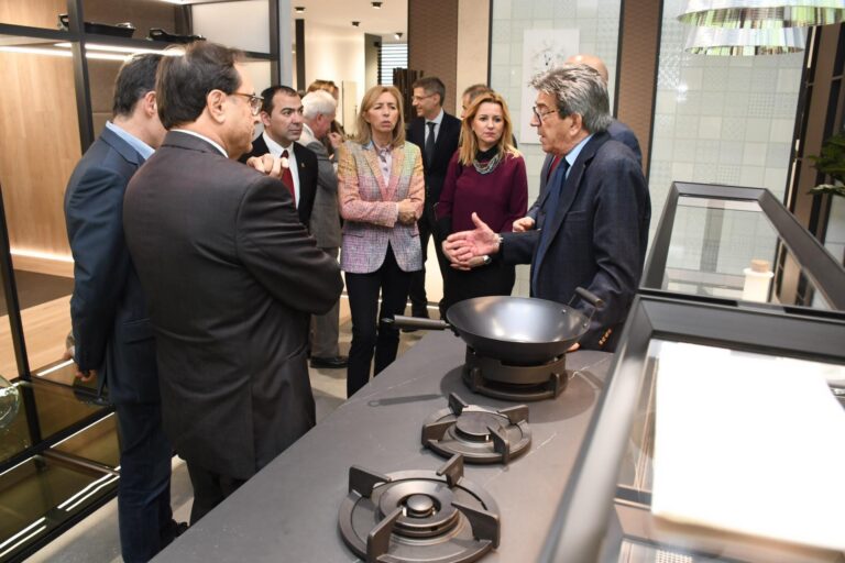 El conseller Vicent Soler visita la XXVII Mostra Internacional de Porcelanosa Grupo a Vila-real