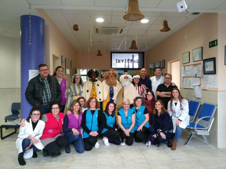 Els usuaris del centre de Día Molí La Vila reben la visita dels Reis Mags