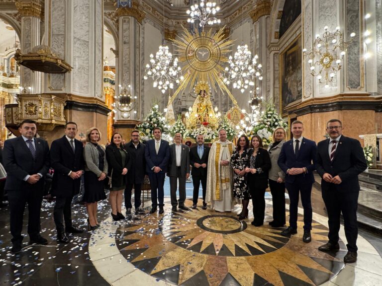 Fervor i emoció en el trasllat de la ‘geperudeta’ des de Sant Pasqual fins a l’Arxiprestal de Vila-real