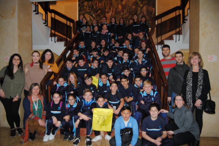 Un centenar d'alumnes dels col·legis Fundació Flors i Cervantes participen en les visites guiades a l’Ajuntament