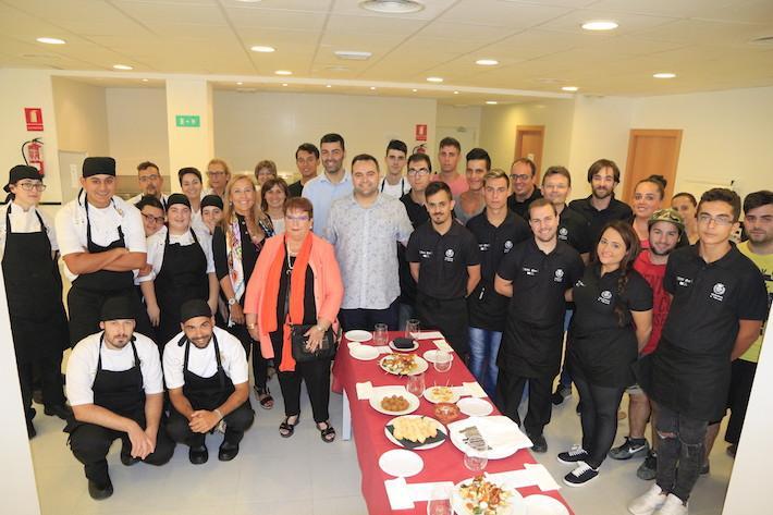 Els 30 alumnes treballadors de l’Escola Taller celebren una festa per les vacances d’estiu